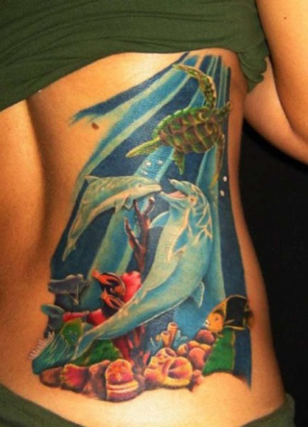 Ένα δελφίνι μέσα στη θάλασσα τατουάζ