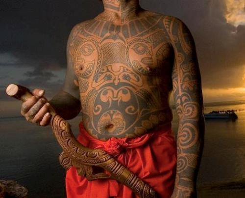 Koko kehon maorien tatuoinnit