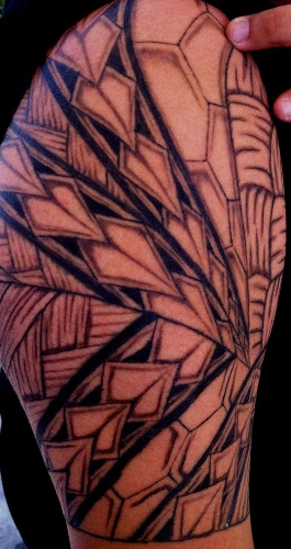 Keihäänpää maorien tatuoinnit käsivarteen