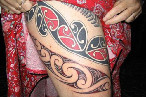 Σχέδια τατουάζ κοριτσιών Maori στο μηρό
