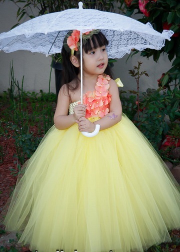 Ανοιχτό κίτρινο φόρεμα με λουλούδια κοραλλιών