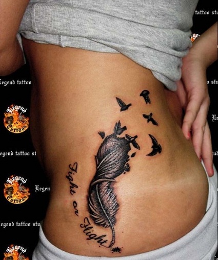 Φτερό στο τατουάζ ισχίου