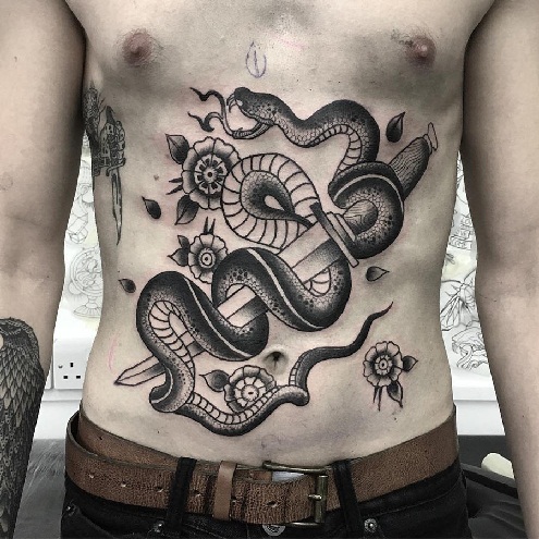 Käärme ja tikari tatuointi