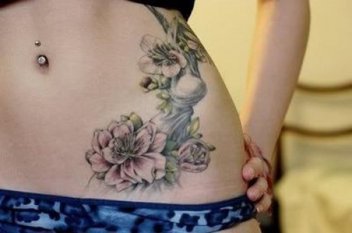 Kukka vatsa tatuointi