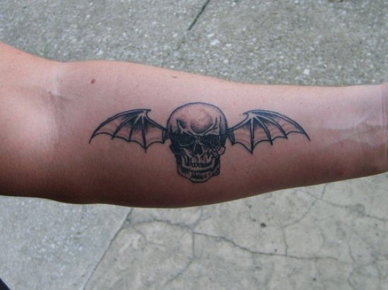 Απλό κρανίο με σχέδια τατουάζ Wings Forearm