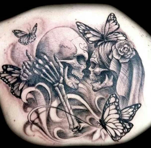 Τατουάζ ζευγαριού κρανίου με πεταλούδες στην πλάτη