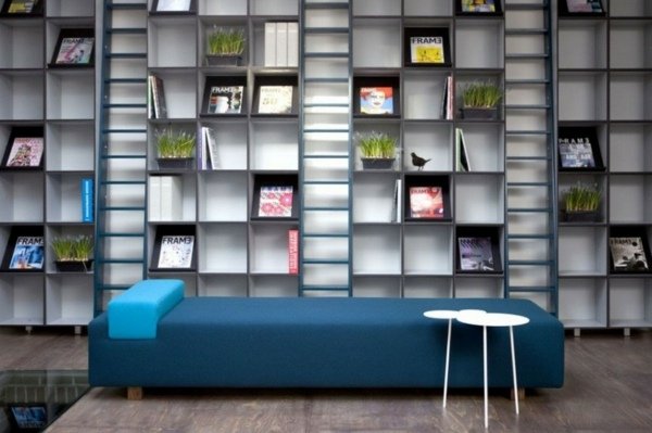 Läshörna-blå-soffa-bokhylla