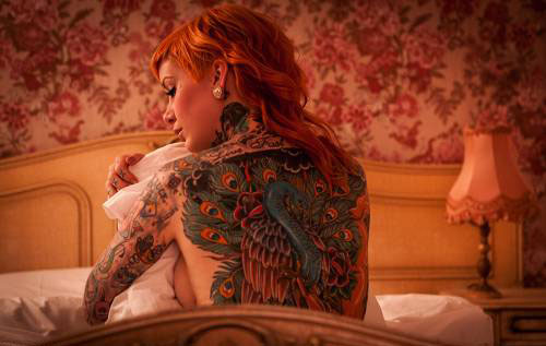 Riikinkukko Koko vartalo tatuointi naiselle