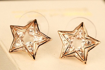Σχέδιο σκουλαρίκια με χρυσό σκουλαρίκι σε σχήμα αστεριού
