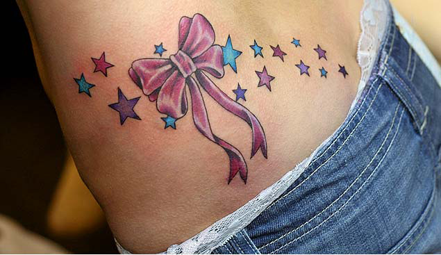 Κάτω πλάτη κορδέλα τόξο τατουάζ με αστέρια