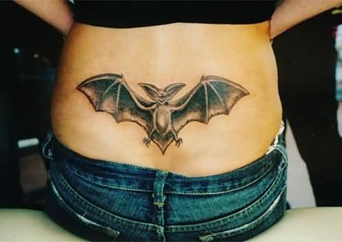 Ένα ιπτάμενο τατουάζ νυχτερίδας για κορίτσια στην πλάτη