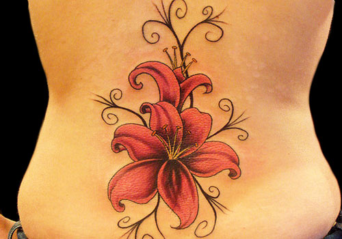 Μεγάλο τατουάζ λουλουδιών κρίνων στην κάτω πλάτη