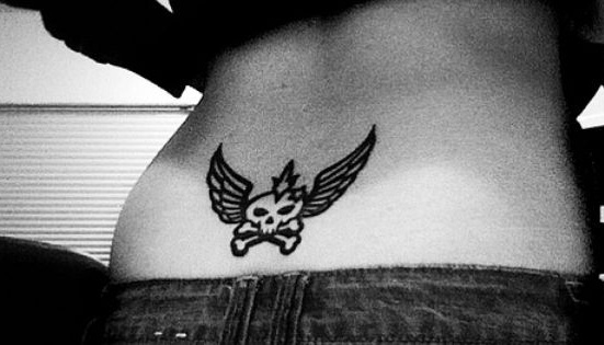 Μικρό τατουάζ κάτω κρανίου με φτερά