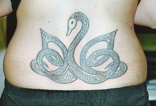 Χαριτωμένο τατουάζ κάτω από την πλάτη Swan για γυναίκες