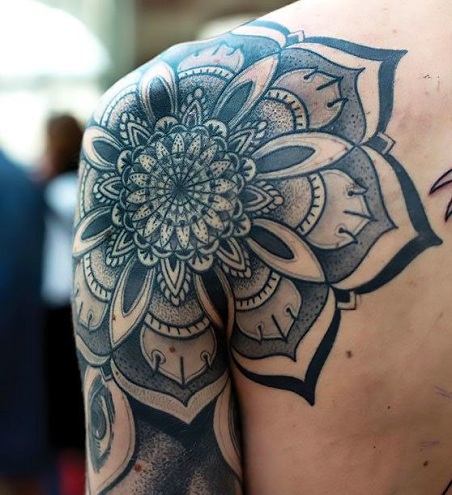 mandala olkapään tatuointi