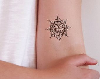 pieni mandala -tatuointisuunnittelu