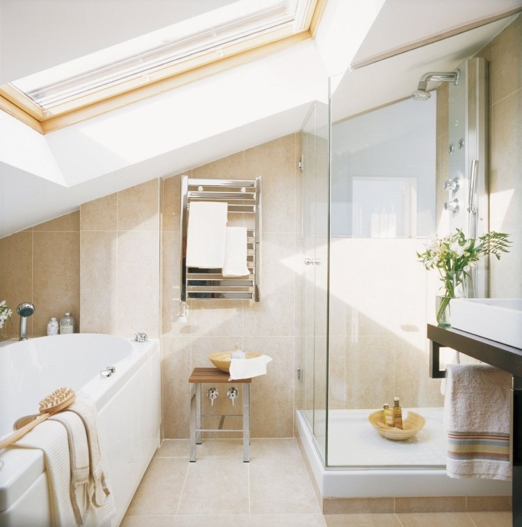 modern badrumsdesign dachschrage glas duschdörrar
