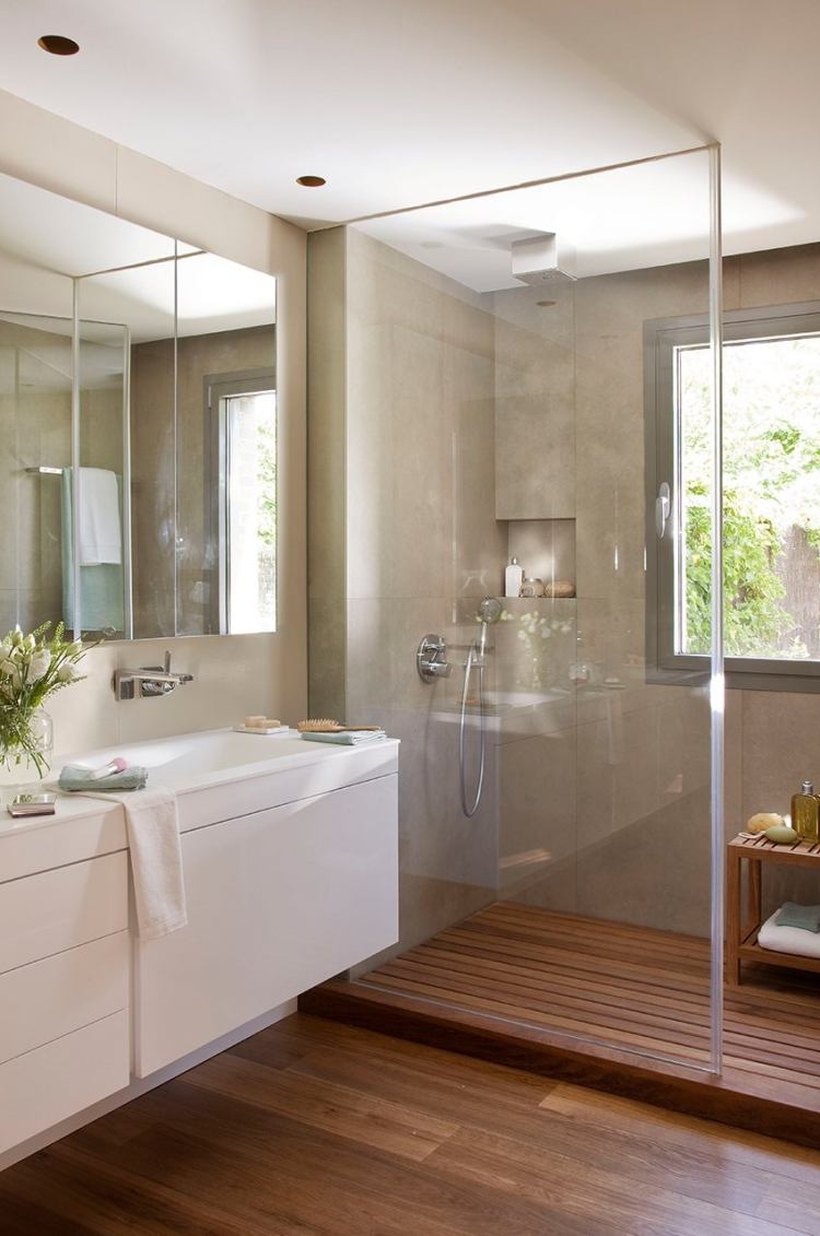 modernt-badrum-design-glas-dusch-skiljevägg-golv-trä