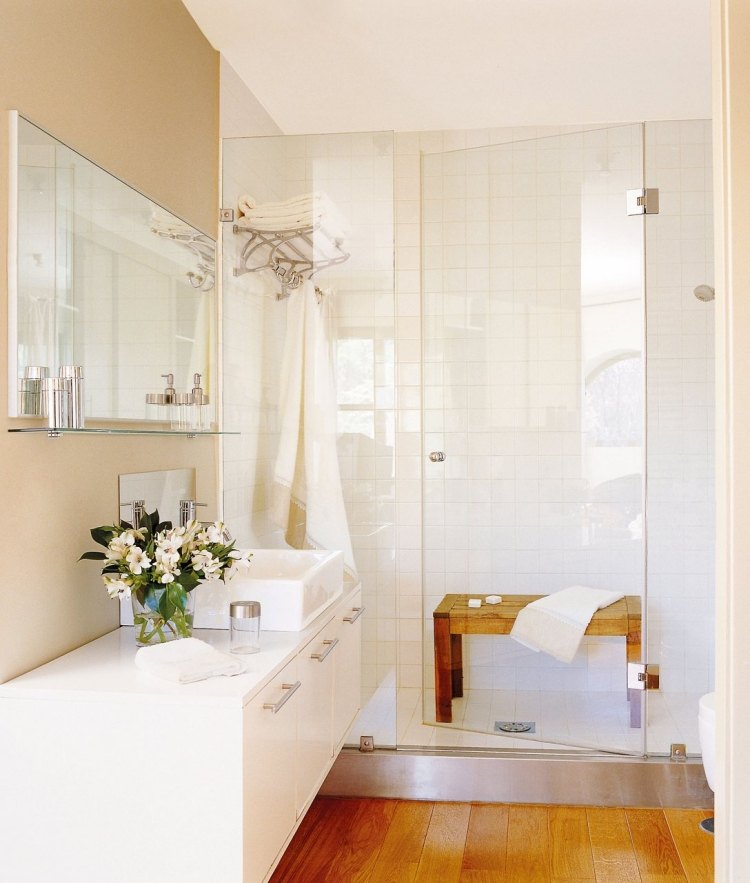 modernt-badrum-design-duschkabin-glasdörr-trägolv