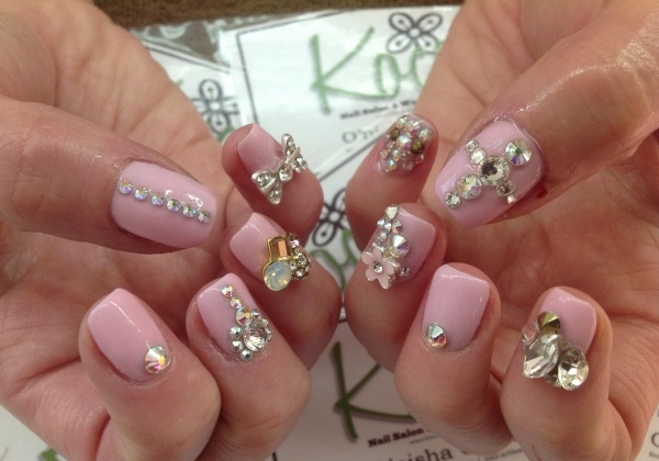 rosa nagellack kristaller brud design