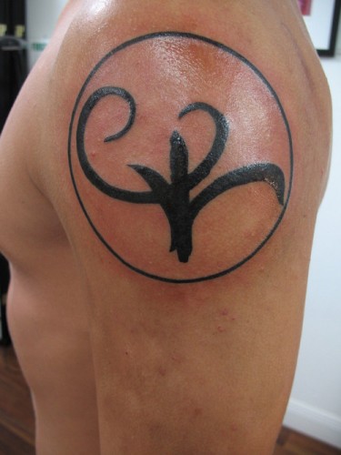 Kreikan symbolinen tatuointi käsivarteen