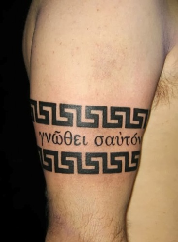 Kreikkalainen käsivarsinauha -tatuointi