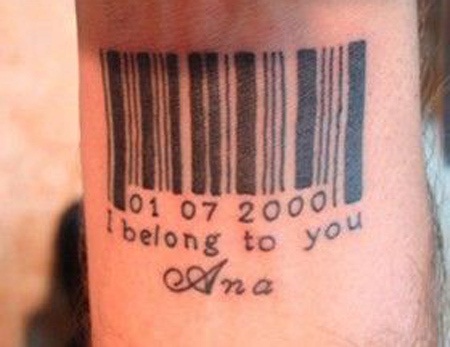 Αγάπη που εμφανίζει τατουάζ γραμμωτού κώδικα