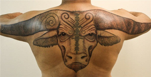 Τατουάζ ταύρου στην πλάτη για άνδρες