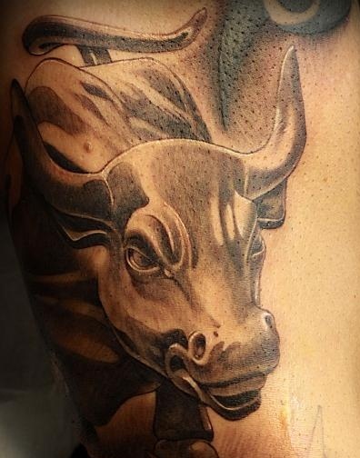 Vihainen härkä tatuointi suunnittelu