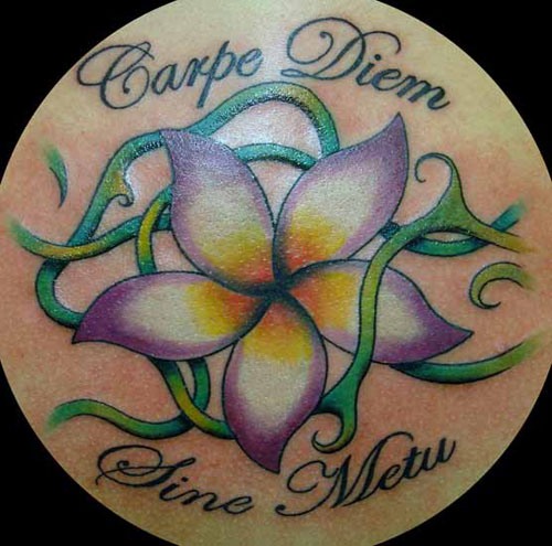 Kukka Carpe Diem -tatuoinnilla