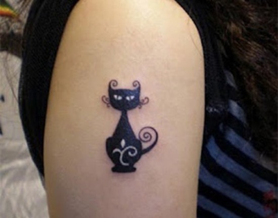 Mustan kissan tatuointisuunnittelu