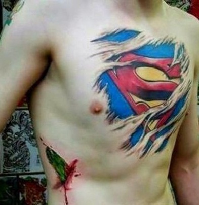 Τα τατουάζ στο στήθος Super Hero