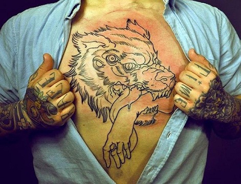Επικίνδυνα τατουάζ στο στήθος του λύκου