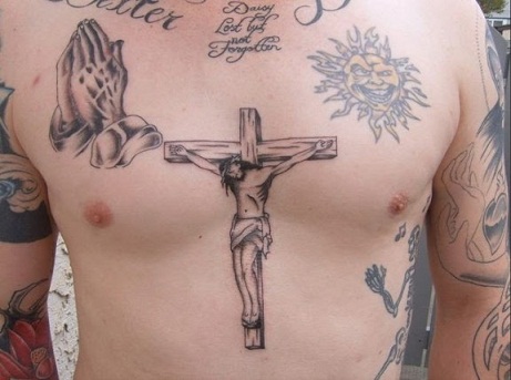 Θρησκευτικό σχέδιο τατουάζ στο στήθος