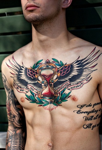Φτερωτό σταυρό τατουάζ στο στήθος