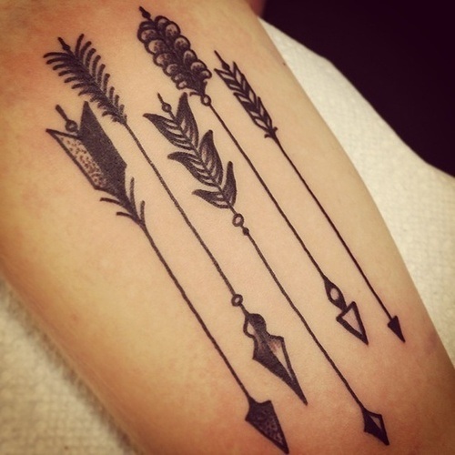 Cool Arrow Tattoo kädessä