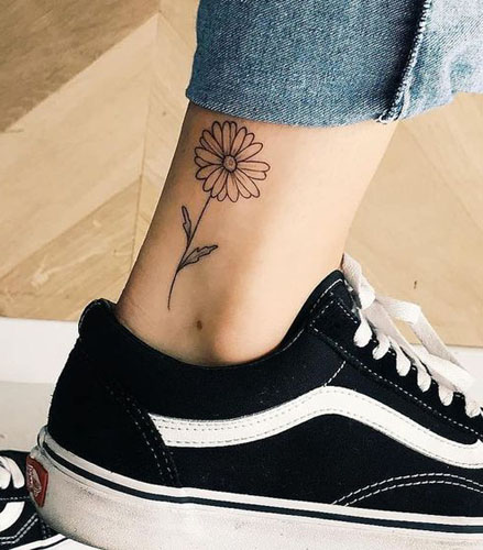 Απλό τατουάζ Daisy στον αστράγαλο