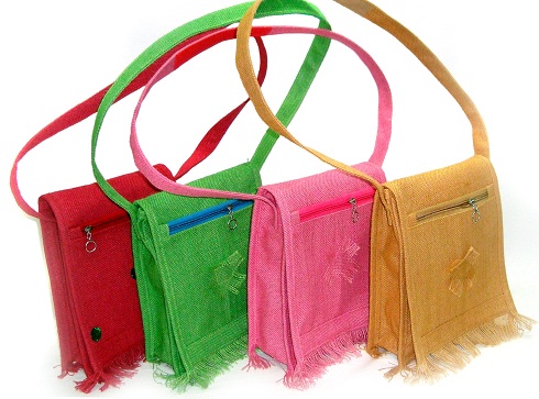 Τσάντες από γιούτα σε διάφορα χρώματα