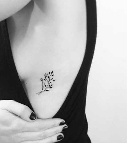 Αξιολάτρευτο γυναικείο σχέδιο τατουάζ με πλευρές
