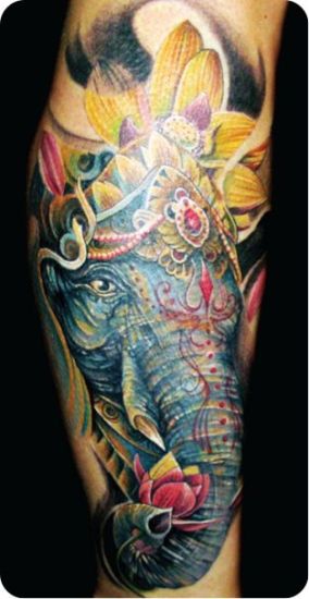 Lotus με τατουάζ ελέφαντα στο χέρι