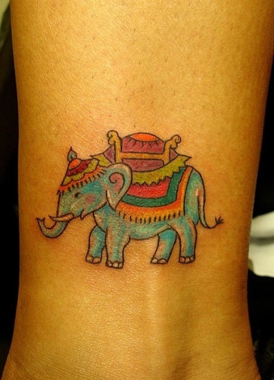 Πολύχρωμο τατουάζ ελέφαντα στο πόδι
