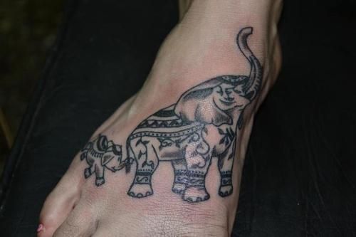 Isot ja pienet norsun tatuoinnit
