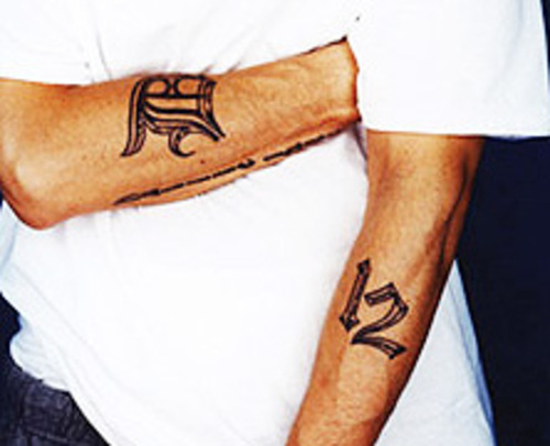Eminem D fontin tatuointi oikealla kädellä