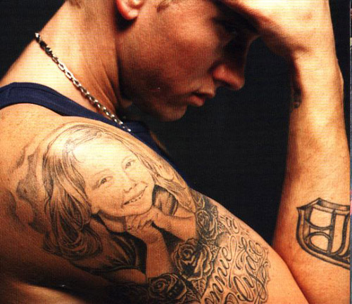 Hailie Jade ja Bonnie & amp; Clyde -tatuointi käsivarteen