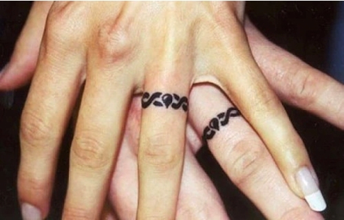 Vastaavat renkaat sormen tatuoinnit naisille