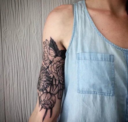 Μπλε τατουάζ λουλουδιών στο μπράτσο