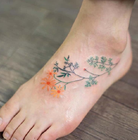 Kukka -tatuointisuunnittelu jaloissa