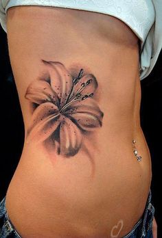 Hibiscus -kukka -tatuointi
