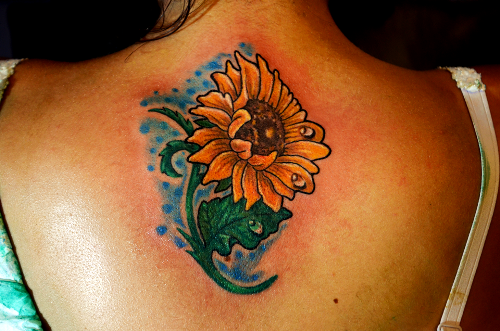 Auringonkukan tatuoinnit selässä