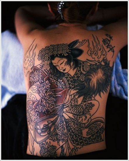 Χορεύοντας μαύρο σχέδιο τατουάζ Geisha στην πλάτη